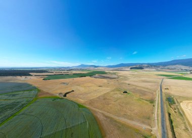 Poatina ve batı katlarının çevresindeki kırsal alan Tazmanya, Avustralya 'da sıcak bir yaz sabahı