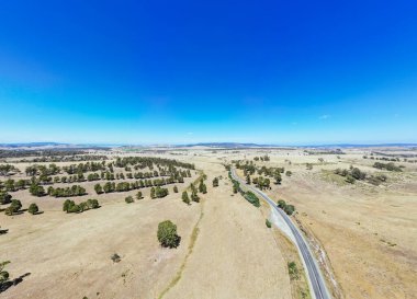 Highland Lakes 'in Hermitage ve Bothwell yakınlarındaki manzarası Tazmanya, Avustralya' da sıcak bir yaz öğleden sonrası
