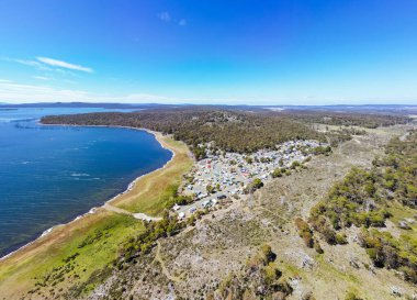 Tazmanya, Avustralya 'da sıcak bir yaz sonrası Arthur Gölü ve çevresindeki manzaralar