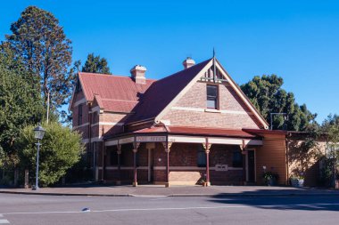 EVANDALE, AUSTRALYA - Şubat 06 2025: Tazmanya, Avustralya 'da sıcak bir yaz gününde Launceston yakınlarındaki kırsal tarihi Evandale kasabasının sokak manzarası