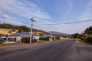 ELLENDALE, AUSTRALYA - Şubat 07: 2025: Tazmanya, Avustralya 'da sıcak bir yaz gününde kırsal tarihi Ellendale kasabasının sokak manzarası