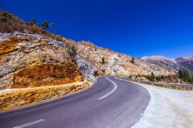 Tazmanya, Avustralya 'da sıcak bir yaz öğleden sonrasında eski bir maden kasabası olan Queenstown' un etrafındaki dağ manzarası