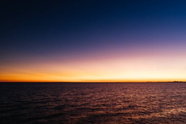 Yeni yenilenmiş St Kilda İskelesi 'ndeki küçük penguenler sıcak bir sonbahar gecesinde gün batımında St Kilda, Melbourne, Victoria, Avustralya' da