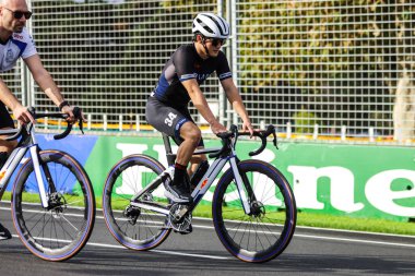 MELBOURNE, AUSTRALIA - 12 Mart: Japonya 'dan Yuki Tsunoda ve Visa Cash App Racing Bulls F1 Takımı, Avustralya' nın Melbourne kentindeki Albert Park 'taki 2025 Avustralya Grand Prix' inden önce bir yürüyüş gerçekleştirdiler.