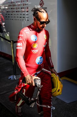 MELBOURNE, AUSTRALIA - 13 Mart: Büyük Britanya ve Scuderia Ferrari 'den Lewis Hamilton 2025 Avustralya Grand Prix' inden önce Avustralya 'nın Melbourne kentinde Albert Park' ta