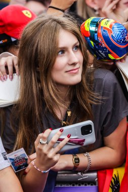 MELBOURNE, AUSTRALYA - 13 Mart: Taraftarlar 2025 Avustralya Grand Prix 'sinden önce Avustralya' nın Melbourne kentindeki Albert Park 'a sürücülerin gelmesini bekliyorlar