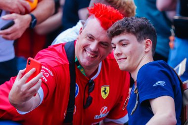 MELBOURNE, AUSTRALIA - 13 Mart: Büyük Britanya 'dan Oliver Bearman ve Avustralya' nın Melbourne kentindeki Albert Park 'ta 2025 Avustralya Grand Prix' inden önce hayranlarıyla birlikte MoneyGram Haas F1 Takımı