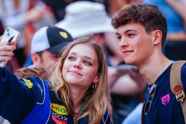 MELBOURNE, AUSTRALIA - 13 Mart: Büyük Britanya 'dan Oliver Bearman ve Avustralya' nın Melbourne kentindeki Albert Park 'ta 2025 Avustralya Grand Prix' inden önce hayranlarıyla birlikte MoneyGram Haas F1 Takımı