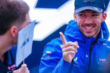 MELBOURNE, AUSTRALIA - 13 Mart: Fransa 'dan Pierre Gasly ve BWT Alpine F1 Takımı Avustralya' nın Melbourne kentindeki Albert Park 'ta 2025 Avustralya Grand Prix' inden önce Avustralyalı Jack Doohan ile bir maç oynamaktadır.