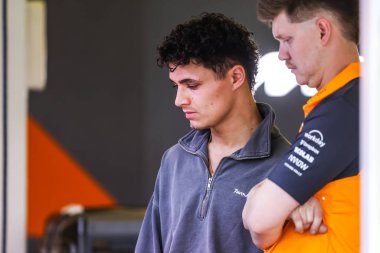 MELBOURNE, AUSTRALIA - 13 Mart: İngiltere 'den Lando Norris ve McLaren Formula 1 Ekibi, Avustralya' nın Melbourne kentindeki Albert Park 'taki 2025 Avustralya Grand Prix' inden önce bir tamirciyle sohbet etti