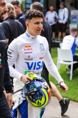 MELBOURNE, AUSTRALIA - 13 Mart: Isack Hadjar of France ve Visa Cash App Racing Bulls F1 Takımı 2025 Avustralya Grand Prix 'inden önce Avustralya' nın Melbourne kentinde Albert Park 'ta