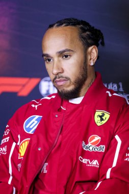 MELBOURNE, AUSTRALIA - 13 Mart: Büyük Britanya ve Scuderia Ferrari HP 'den Lewis Hamilton, Avustralya' nın Melbourne kentindeki Albert Park 'ta düzenlenen 2025 Avustralya Grand Prix' inden önce düzenlediği basın toplantısında