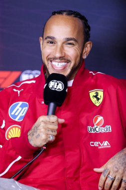 MELBOURNE, AUSTRALIA - 13 Mart: Büyük Britanya ve Scuderia Ferrari HP 'den Lewis Hamilton, Avustralya' nın Melbourne kentindeki Albert Park 'ta düzenlenen 2025 Avustralya Grand Prix' inden önce düzenlediği basın toplantısında