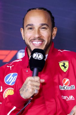 MELBOURNE, AUSTRALIA - 13 Mart: Büyük Britanya ve Scuderia Ferrari HP 'den Lewis Hamilton, Avustralya' nın Melbourne kentindeki Albert Park 'ta düzenlenen 2025 Avustralya Grand Prix' inden önce düzenlediği basın toplantısında