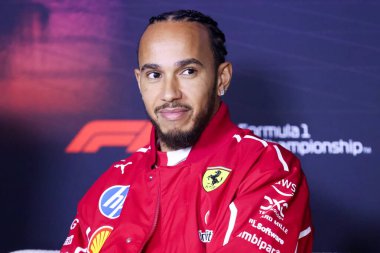 MELBOURNE, AUSTRALIA - 13 Mart: Büyük Britanya ve Scuderia Ferrari HP 'den Lewis Hamilton, Avustralya' nın Melbourne kentindeki Albert Park 'ta düzenlenen 2025 Avustralya Grand Prix' inden önce düzenlediği basın toplantısında