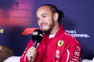 MELBOURNE, AUSTRALIA - 13 Mart: Büyük Britanya ve Scuderia Ferrari HP 'den Lewis Hamilton, Avustralya' nın Melbourne kentindeki Albert Park 'ta düzenlenen 2025 Avustralya Grand Prix' inden önce düzenlediği basın toplantısında