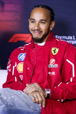 MELBOURNE, AUSTRALIA - 13 Mart: Büyük Britanya ve Scuderia Ferrari HP 'den Lewis Hamilton, Avustralya' nın Melbourne kentindeki Albert Park 'ta düzenlenen 2025 Avustralya Grand Prix' inden önce düzenlediği basın toplantısında