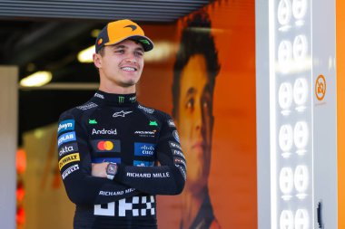 MELBOURNE, AUSTRALYA - 13 Mart: İngiltere 'den Lando Norris ve Avustralya' nın Melbourne kentindeki Albert Park 'ta 2025 Avustralya Grand Prix' sinden önce McLaren Formula 1 takımı