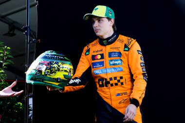 MELBOURNE, AUSTRALYA - 13 Mart: Avustralya 'dan Oscar Piastri ve Avustralya' nın Melbourne kentindeki Albert Park 'taki 2025 Avustralya Grand Prix' sinden önce McLaren Formula 1 takımı