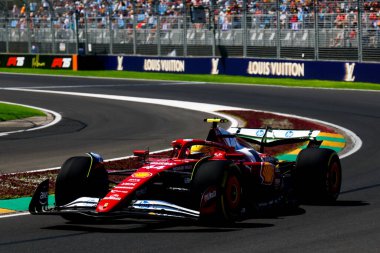 MELBOURNE, AUSTRALIA - 14 Mart: Scuderia Ferrari HP-25 'i Avustralya' nın Melbourne kentindeki Albert Park 'taki ilk antrenman sırasında süren Lewis Hamilton