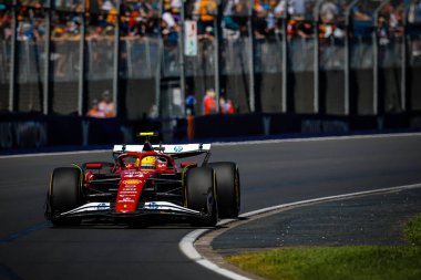 MELBOURNE, AUSTRALIA - 14 Mart: Scuderia Ferrari HP-25 'i Avustralya' nın Melbourne kentindeki Albert Park 'taki ilk antrenman sırasında süren Lewis Hamilton