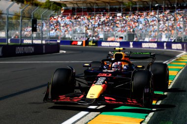 MELBOURNE, AUSTRALIA - 14 Mart: Yeni Zelandalı Liam Lawson Avustralya 'nın Melbourne kentindeki Albert Park' ta düzenlenen 2025 Avustralya Grand Prix 'sinde Kahin Red Bull Racing RB21' i sürüyor.