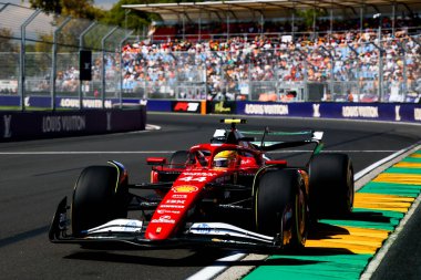 MELBOURNE, AUSTRALIA - 14 Mart: Scuderia Ferrari HP-25 'i Avustralya' nın Melbourne kentindeki Albert Park 'taki ilk antrenman sırasında süren Lewis Hamilton