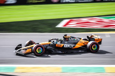 Büyük Britanya 'dan Lando Norris Avustralya' nın Melbourne kentinde Albert Park 'ta oynanan elemeler sırasında McLaren Formula 1 takımı MCL39' u sürüyor.