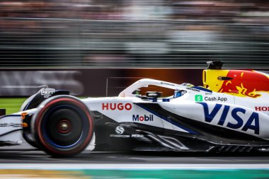 Isack Hadjar, Avustralya 'nın Melbourne kentindeki Albert Park' ta düzenlenen 2025 Avustralya Grand Prix elemeleri sırasında VCARB 02 Visa Cash App Racing Bulls 'u kullanıyor.