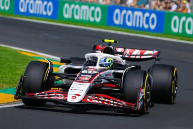Büyük Britanya 'dan Oliver Bearman, Avustralya' nın Melbourne kentindeki Albert Park 'ta düzenlenen 2025 Avustralya Grand Prix' sinde üçüncü antrenman sırasında MoneyGram Haas F1 Team VF-25 'i sürüyor.