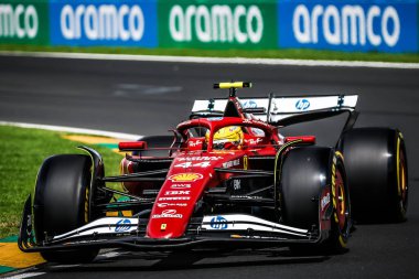 Büyük Britanya 'dan Lewis Hamilton, Avustralya' nın Melbourne kentindeki Albert Park 'ta düzenlenen 2025 Avustralya Grand Prix' sinde Scuderia Ferrari HP SF-25 'i sürüyor.