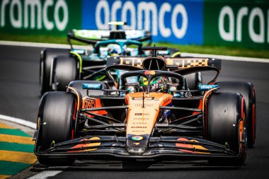 Avustralyalı Oscar Piastri, Avustralya 'nın Melbourne kentindeki Albert Park' ta düzenlenen 2025 Avustralya Grand Prix 'sinde üçüncü antrenman sırasında McLaren Formula 1 takımı MCL39' u sürüyor.