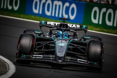 Büyük Britanya 'dan George Russell, 2025 Avustralya Grand Prix' sinde Avustralya 'nın Melbourne kentinde Albert Park' ta yapılan üçüncü antrenmanda Mercedes AMG Petronas F1 Team W16 'yı sürüyor.