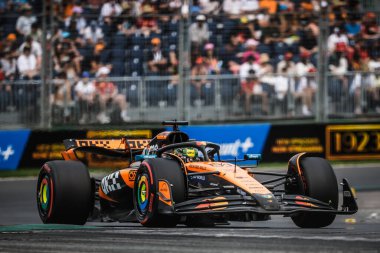 Avustralyalı Oscar Piastri, Avustralya 'nın Melbourne kentindeki Albert Park' ta düzenlenen 2025 Avustralya Grand Prix 'sinde üçüncü antrenman sırasında McLaren Formula 1 takımı MCL39' u sürüyor.