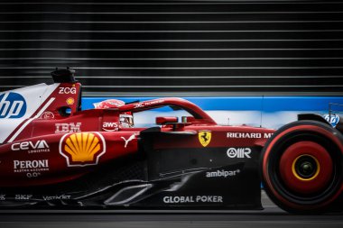 Monaco 'dan Charles Leclerc, Avustralya' nın Melbourne kentindeki Albert Park 'ta düzenlenen 2025 Avustralya Grand Prix' sinde Scuderia Ferrari HP SF-25 sürmektedir.