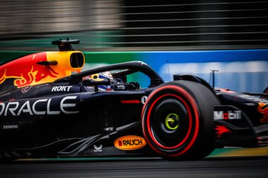 Hollanda 'dan Max Verstappen, Avustralya' nın Melbourne kentindeki Albert Park 'taki 2025 Avustralya Grand Prix' sinde gerçekleştirilen üçüncü antrenmanda Oracle Red Bull Racing RB21 'i sürüyor.