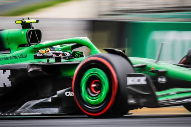 2025 Avustralya Grand Prix 'sinde Avustralya' nın Melbourne kentinde Albert Park 'ta yapılan üçüncü antrenmanda Brezilya' dan Gabriel Bortoleto, Stake F1 Team Kick Sauber C45 'i sürüyor.