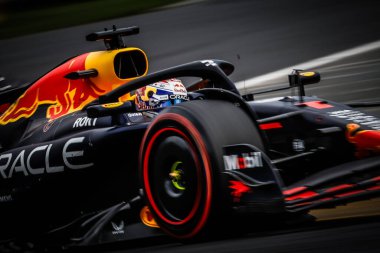 Hollanda 'dan Max Verstappen, Avustralya' nın Melbourne kentindeki Albert Park 'taki 2025 Avustralya Grand Prix' sinde gerçekleştirilen üçüncü antrenmanda Oracle Red Bull Racing RB21 'i sürüyor.