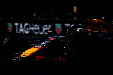 Hollanda 'dan Max Verstappen, Avustralya' nın Melbourne kentindeki Albert Park 'ta düzenlenen 2025 Avustralya Grand Prix elemelerinde Oracle Red Bull Racing RB21' i sürüyor.