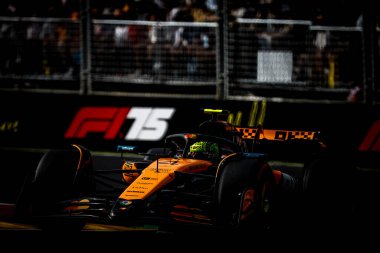 Büyük Britanya 'dan Lando Norris Avustralya' nın Melbourne kentinde Albert Park 'ta oynanan elemeler sırasında McLaren Formula 1 takımı MCL39' u sürüyor.