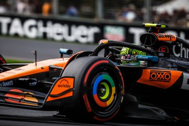 Büyük Britanya 'dan Lando Norris Avustralya' nın Melbourne kentinde Albert Park 'ta oynanan elemeler sırasında McLaren Formula 1 takımı MCL39' u sürüyor.