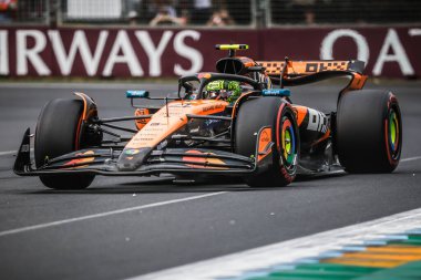 Büyük Britanya 'dan Lando Norris Avustralya' nın Melbourne kentinde Albert Park 'ta oynanan elemeler sırasında McLaren Formula 1 takımı MCL39' u sürüyor.