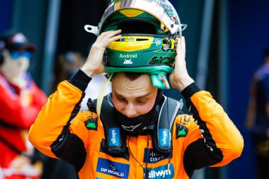 MELBOURNE, AUSTRALIA - 15 Mart: Avustralyalı Oscar Piastri McLaren Formula 1 takımı MCL39 'u sürüyor ve Avustralya' nın Melbourne kentindeki Albert Park 'ta ikinci sırayı aldı