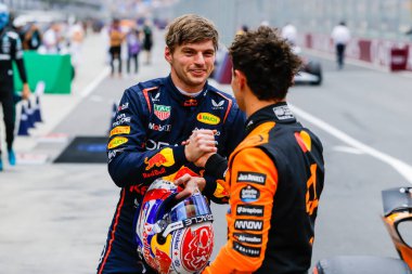 Hollanda 'dan Max Verstappen ve Kızıl Boğa Yarışları' ndan Kahin Lando Norris 'i İngiltere ve McLaren Formula 1 takımında ilk sırayı aldıktan sonra tebrik ediyor.