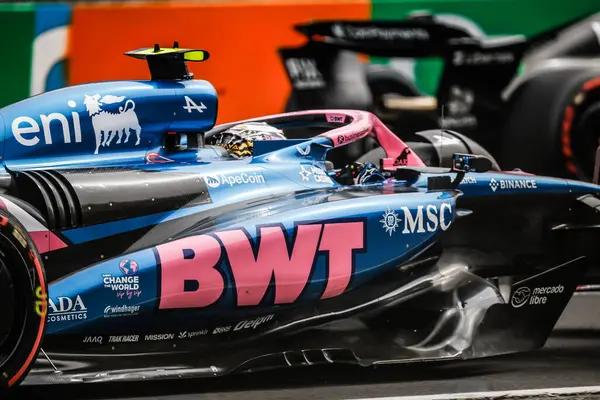 MELBOURNE, AUSTRALIA - 15 Mart: Fransız Pierre Gasly, Avustralya 'nın Melbourne kentindeki Albert Park' ta düzenlenen 2025 Avustralya Grand Prix 'sinde üçüncü antrenman sırasında BWT Alpine F1 Team A525 Renault sürmektedir.