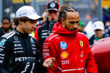 MELBOURNE, AUSTRALIA - 16 Mart: Büyük Britanya ve Scuderia Ferrari 'den Lewis Hamilton Avustralya' nın Melbourne kentindeki Albert Park 'ta düzenlenen 2025 Avustralya Grand Prix' inde sürücüler geçidi sırasında