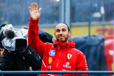 MELBOURNE, AUSTRALIA - 16 Mart: Büyük Britanya ve Scuderia Ferrari 'den Lewis Hamilton Avustralya' nın Melbourne kentindeki Albert Park 'ta düzenlenen 2025 Avustralya Grand Prix' inde sürücüler geçidi sırasında