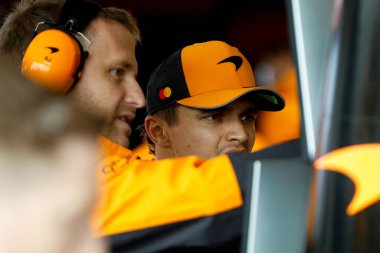 Büyük Britanya ve McLaren Formula 1 takımından Lando Norris Avustralya 'nın Melbourne kentindeki Albert Park' ta gerçekleştirilen Formula 1 Grand Prix öncesinde mühendisiyle birlikte