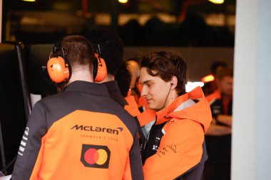 Avustralya 'nın Melbourne kentinde Albert Park' taki Avustralya Formula 1 Grand Prix 'sinden önce Avustralya' dan Oscar Piastri ve McLaren Formula 1 takımı MCL39