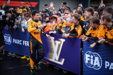 Büyük Britanya ve McLaren Formula 1 takımlarından Lando Norris, Avustralya 'nın Melbourne kentindeki Albert Park' taki takımıyla Avustralya Formula 1 Grand Prix 'sini kazanmasını kutluyor.